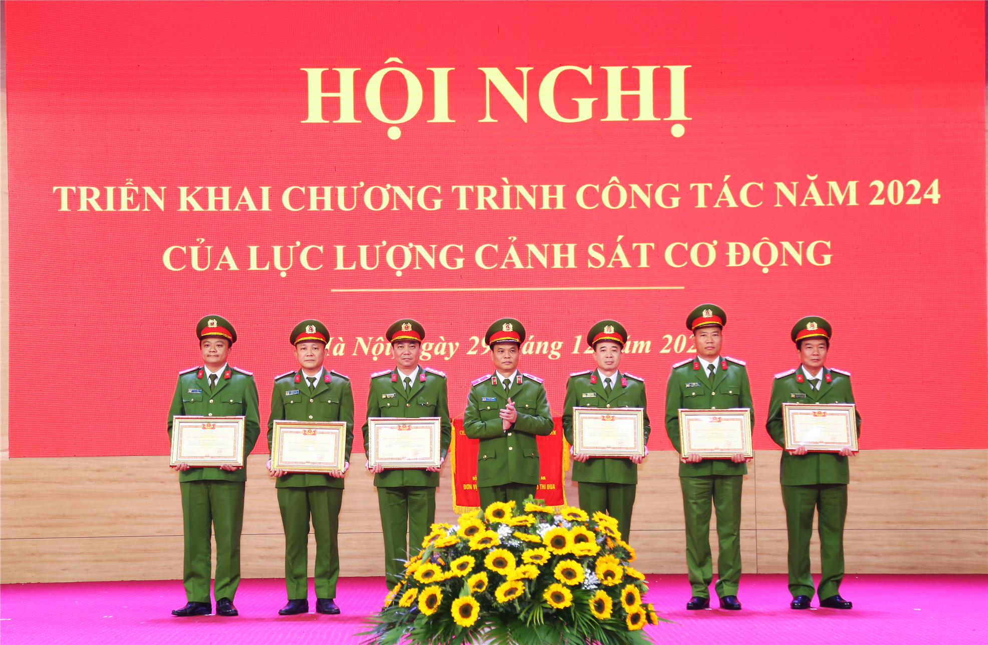 Thừa ủy quyền, Thiếu tướng Lê Ngọc Châu trao danh hiệu Chiến sĩ thi đua toàn lực lượng Công an nhân dân tặng các cá nhân có thành tích xuất sắc.