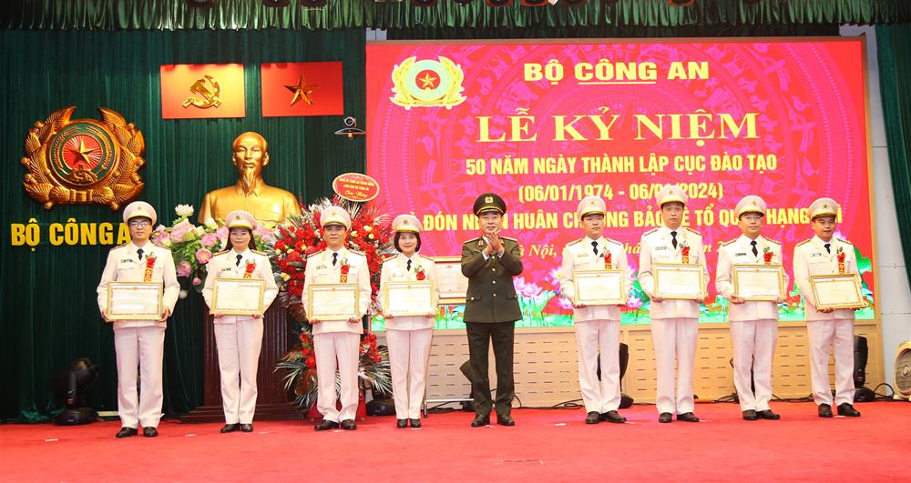 Thứ trưởng Trần Quốc Tỏ đã tặng Bằng khen của Bộ Công an cho các tập thể và cá nhân tiêu biểu.