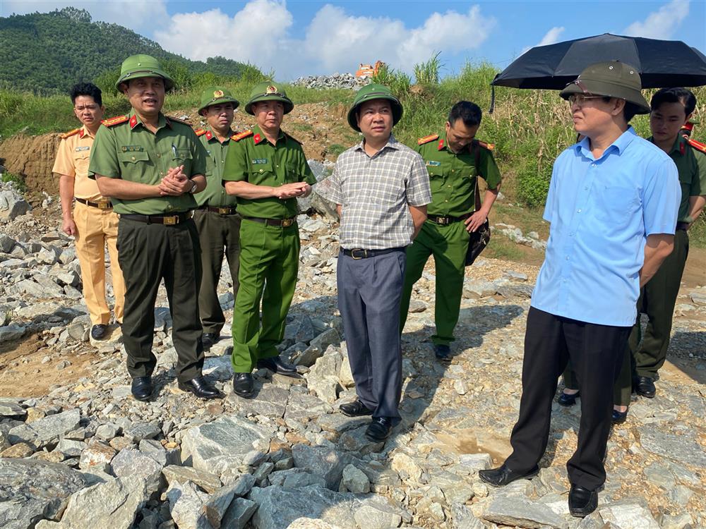 Đoàn kiểm tra thực tế một số công trình chống sạt lở, hồ đập thuỷ lợi.