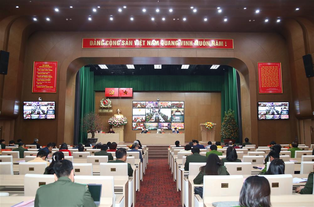 Hội thảo được kết nối trực tuyến đến điểm cầu Công an các tỉnh thành phố trực thuộc Trung ương.