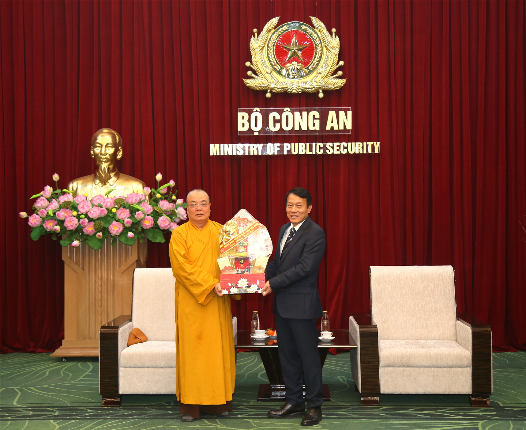 Thứ trưởng Lương Tam Quang đón nhận quà chúc Tết lực lượng Công an nhân dân từ Trung ương Giáo hội Phật giáo Việt Nam.