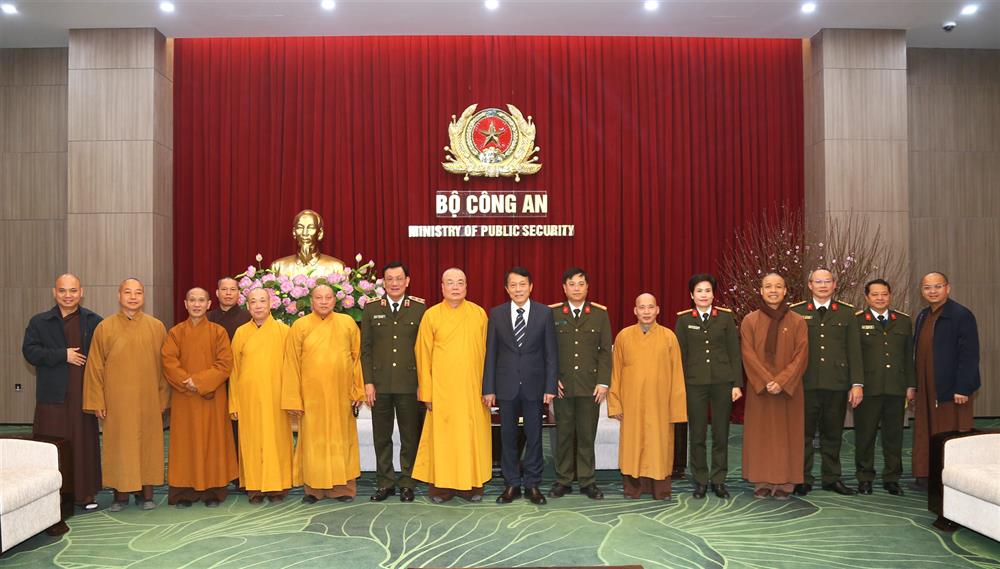 Thứ trưởng Lương Tam Quang và các Hòa thượng, các đại biểu Bộ Công an chụp ảnh lưu niệm.