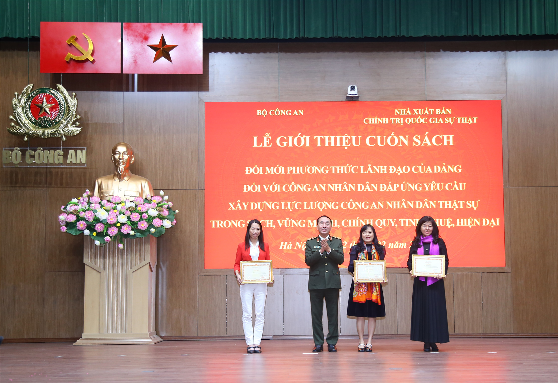Bộ trưởng Tô Lâm trao Kỷ niệm chương “Bảo vệ an ninh Tổ quốc” tặng