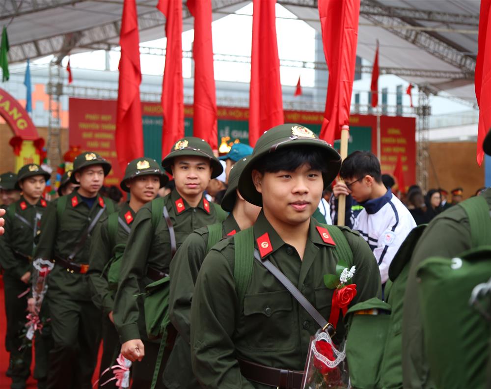 Các tân binh hăng hái lên đường nhập ngũ.