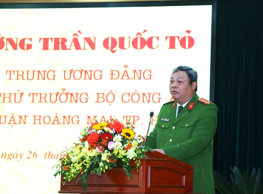 Đại tá Nguyễn Đình Chiến - Trưởng Công an quận Hoàng Mai báo cáo tình hình công tác năm 2023 và những tháng đầu năm 2024 của đơn vị