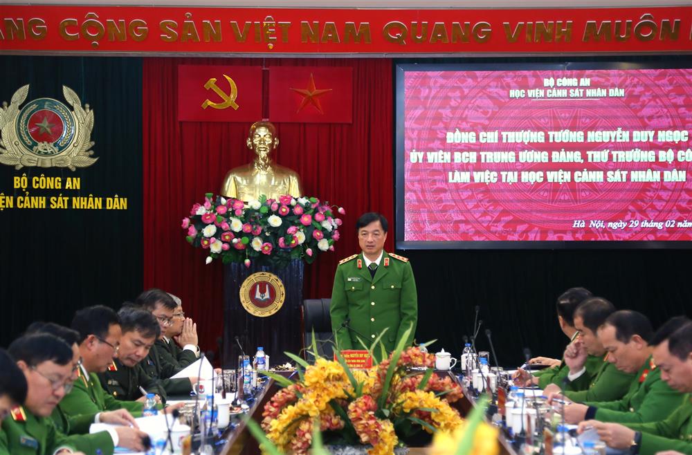 Thứ trưởng Nguyễn Duy Ngọc phát biểu tại buổi làm việc.