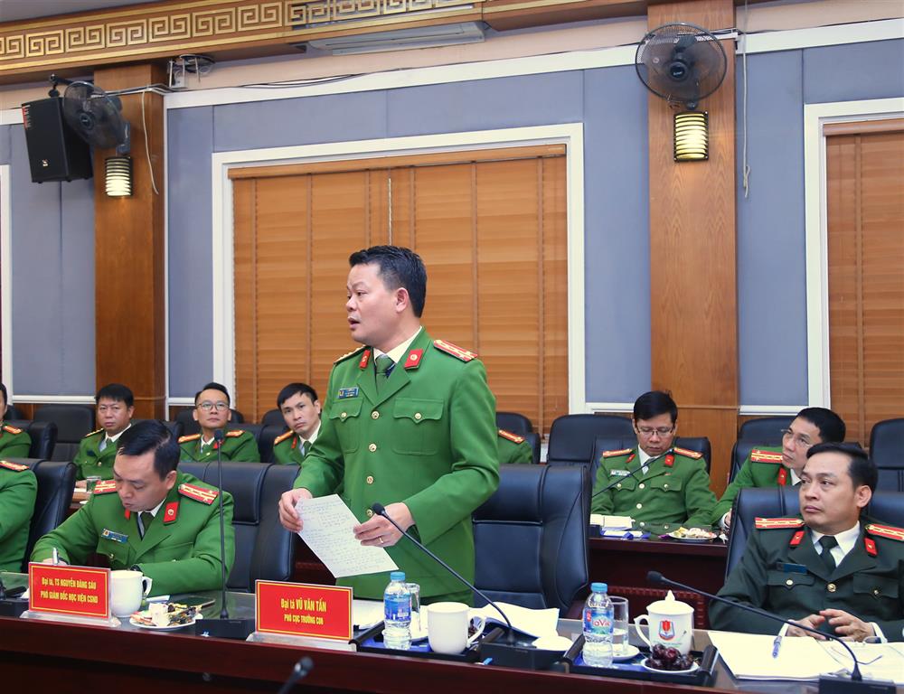 Các đại biểu tham gia ý kiến tại buổi làm việc.