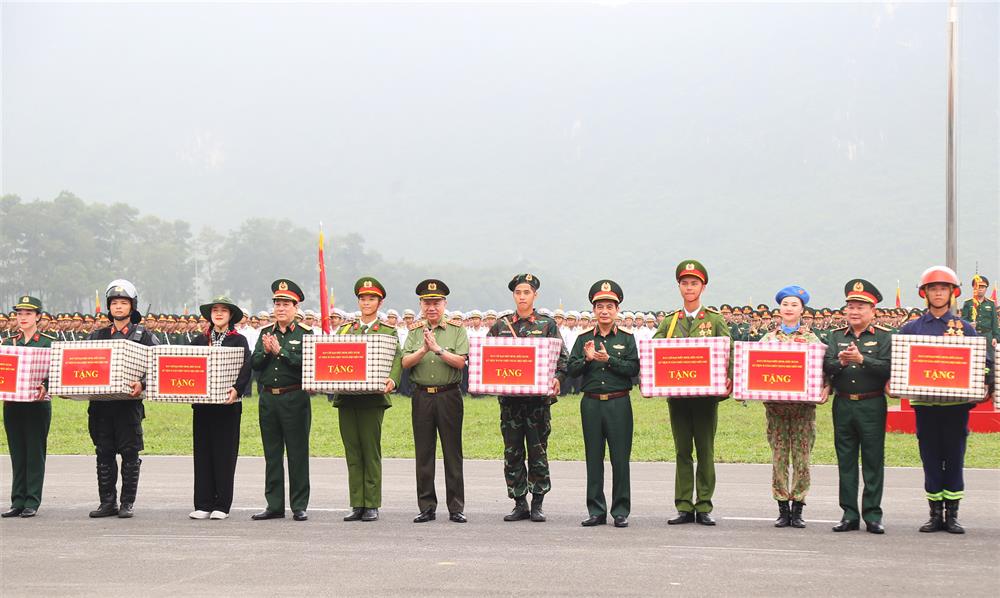 Lãnh đạo Bộ Công an, Bộ Quốc Phòng tặng quà đại diện các lực lượng tham gia hợp luyện.