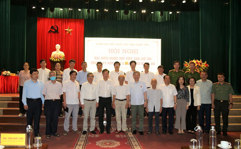 Các đại biểu dự buổi tiếp xúc cử tri.