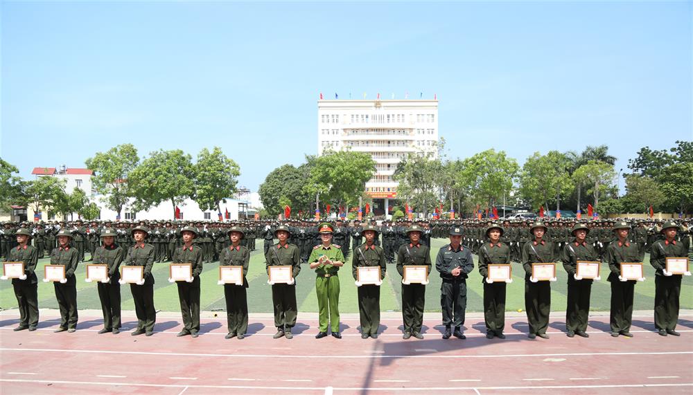 Thiếu tướng Lê Văn Sao, Phó Tư lệnh CSCĐ và Đại tá Phan Công Côn, Giám đốc Trung tâm huấn luyện nghiệp vụ I trao Giấy khen của Bộ Tư lệnh tặng các chiến sĩ có thành tích huấn luyện xuất sắc.