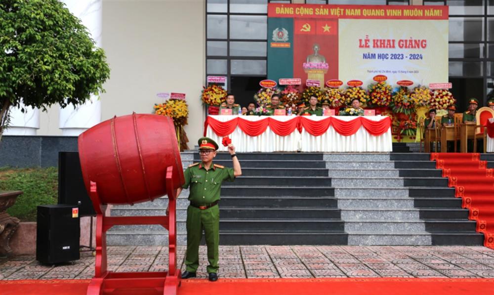 Đại tá, TS Nguyễn Văn Quốc đánh trống khai giảng năm học mới.