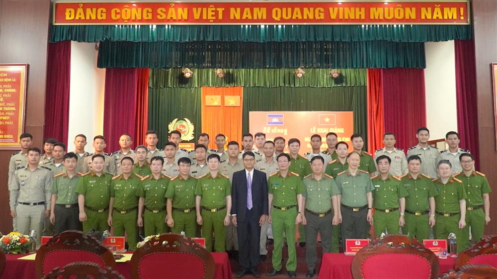 Các đại biểu dự Lễ khai giảng.