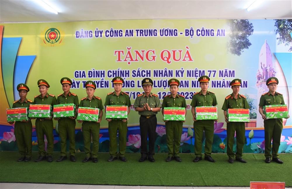 Đoàn trao quà tặng các đồng chí nguyên là cán bộ An ninh khu V và cán bộ, chiến sĩ Công an xã thuộc Công an tỉnh.