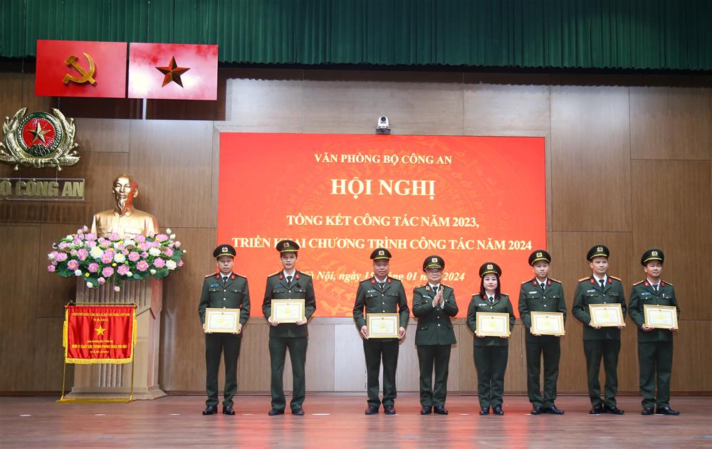 Thiếu tướng Hoàng Anh Tuyên, Phó Chánh Văn phòng Bộ trao danh hiệu "Đơn vị Quyết thắng" cấp trực thuộc cơ sở tặng các tập thể.