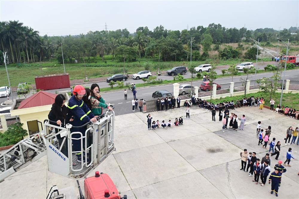 Người dân và học sinh trải nghiệm thoát nạn bằng thang máy.