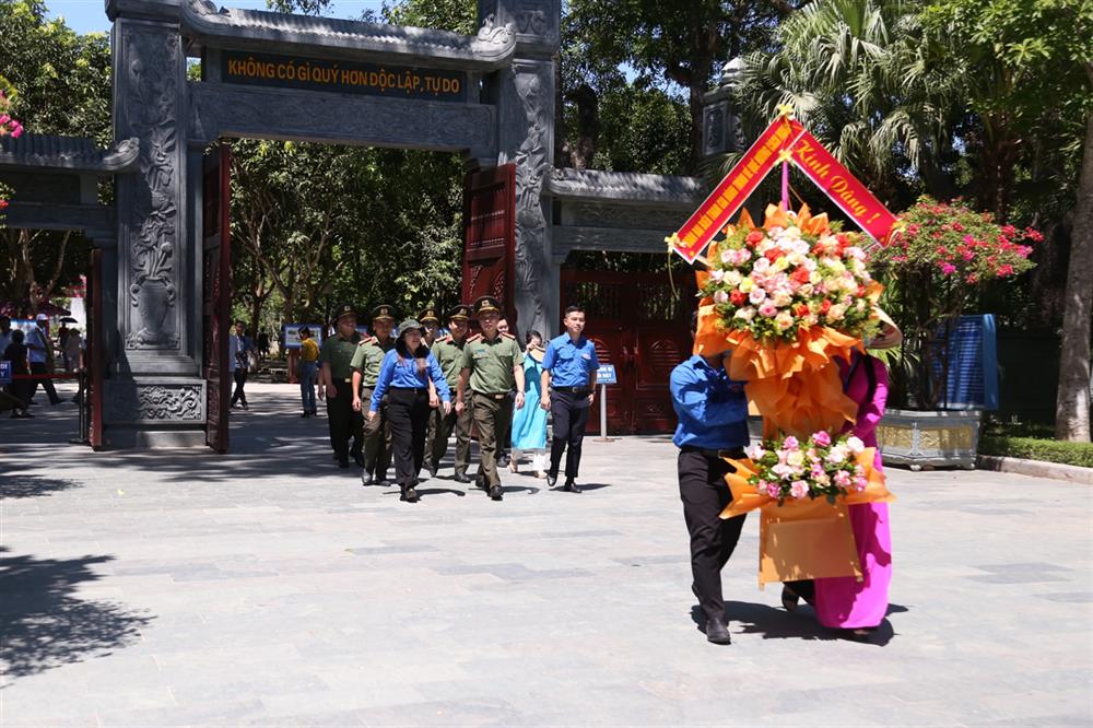 Tại huyện Nam Đàn, Đoàn thanh niên văn phòng Bộ Công an, Đoàn thanh niên Tổng công ty hàng không Việt Nam, Tỉnh Đoàn Nghệ An đã tổ chức dâng hoa, dâng hương tại Khu di tích lịch sử quốc gia đặc biệt Kim Liên.