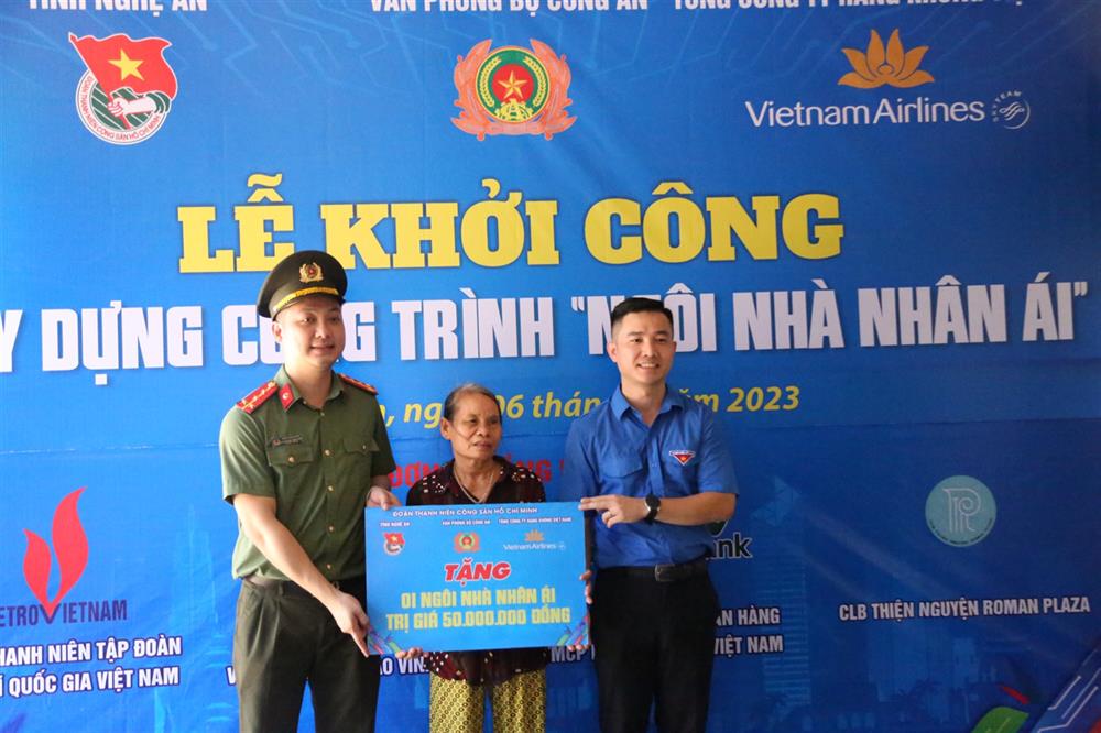 Trước hoàn cảnh đó, Đoàn Thanh niên Văn phòng Bộ Công an, Đoàn Thanh niên Tổng Công ty Hàng không Việt Nam, Ban Thường vụ Tỉnh đoàn Nghệ An đã dành tặng 50.000.000 đồng hỗ trợ gia đình bà xây dựng một căn nhà mới kiên cố, vững chãi hơn.