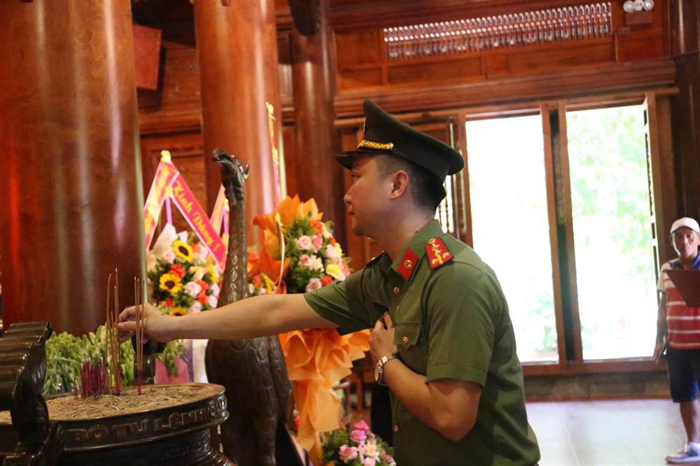 Anh Trần Đăng Biên – Bí thư Đoàn Thanh niên Văn phòng Bộ Công an dâng hương tại Khu di tích Kim Liên.