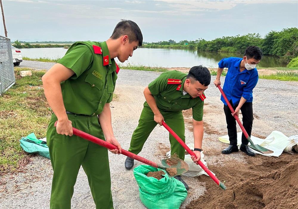 Công an quận Hải An giúp người dân phường Tràng Cát chống bão.