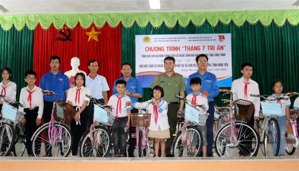 trao tặng công trình thanh niên “Trao xe đạp – Gửi niềm tin” cho 20 em học sinh có hoàn cảnh khó khăn trên địa bàn xã. Tổng giá trị quà tặng khoảng 40 triệu đồng.