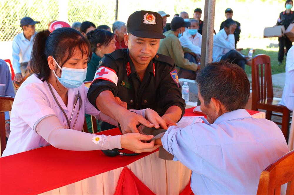 thăm khám và cấp phát thuốc miễn phí cho 75 hộ gia đình chính sách trên địa bàn xã Mỹ Thọ.