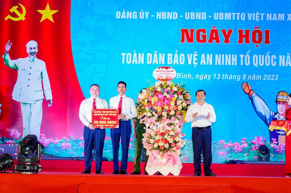 Ban Chỉ đạo "Thực hiện phong trào Toàn dân bảo vệ an ninh Tổ quốc " Trung ương và Thành uỷ - HĐND - UBND - Uỷ ban MTTQ Việt Nam thành phố trao tặng quà  cho xã Hoà Bình, huyện Thuỷ Nguyên.