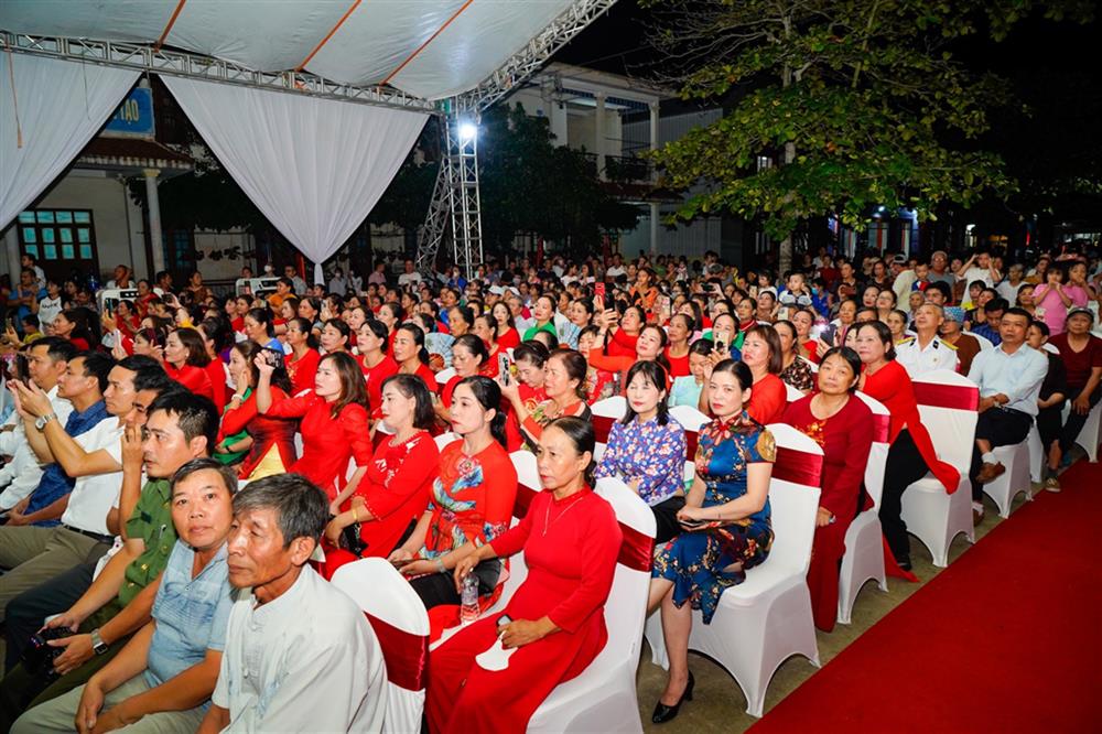 Người dân tham gia Ngày hội.