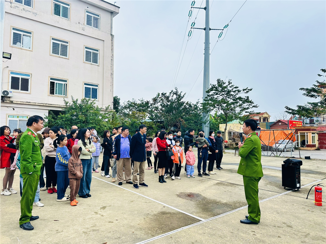 hướng dẫn sử dụng các phương tiện chữa cháy, cách thoát nạn trong đám cháy, thực hành chữa cháy, giải đáp các vấn đề có liên quan về công tác PCCC…