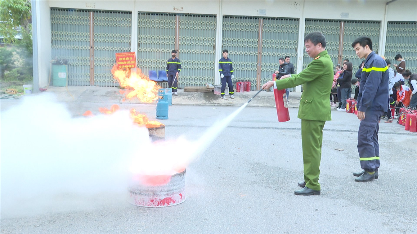 Bên cạnh đó, các học viên cũng thực hành sử dụng bình bột, bình khí CO2 xách tay dập tắt khay xăng, bình ga đang cháy; trải nghiệm thực hành thả dây chậm. 