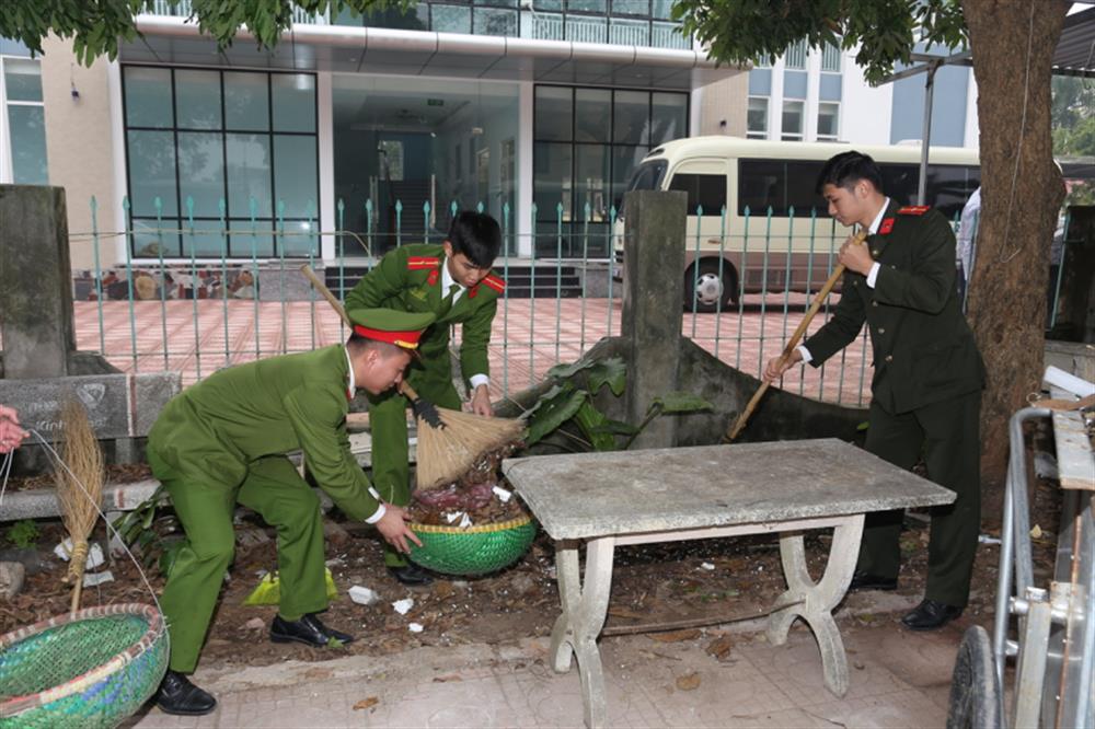 Cán bộ, chiến sĩ Công an tham gia dọn dẹp, chỉnh trang khuôn viên trung tâm.