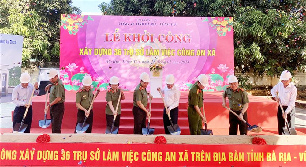 Các đại biểu thực hiện nghi thức khởi công.