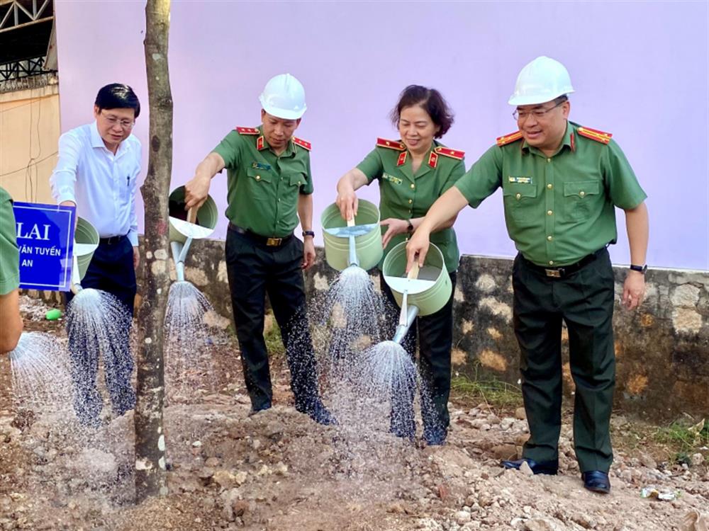 Các đại biểu trồng cây lưu niệm trong khuôn viên Công an xã Tân Hòa.