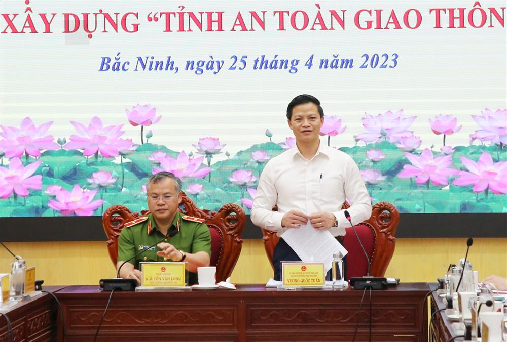 Phó Chủ tịch Thường trực Ủy ban nhân dân tỉnh Vương Quốc Tuấn phát biểu tại buổi làm việc.