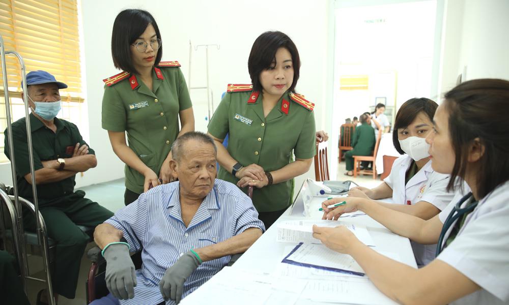 Đoàn tư vấn khám bệnh cho thương bệnh binh.