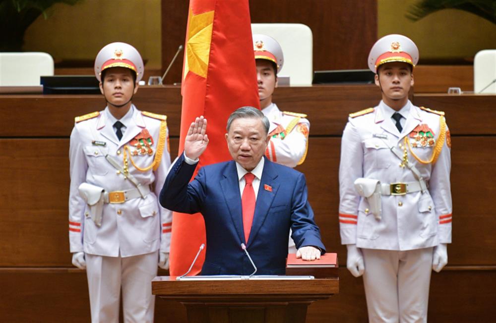 Chủ tịch nước Tô Lâm thực hiện nghi thức tuyên thệ nhậm chức.