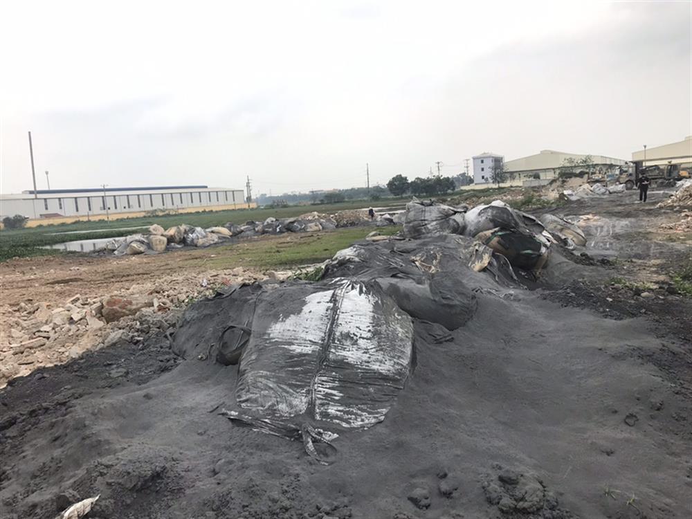 Các chất dạng bột màu xám được đổ xuống Khu đất thuộc dự án Nhà máy sản xuất các sản phẩm kim loại màu và nhựa của Công ty TNHH Hưng Thịnh Gia.