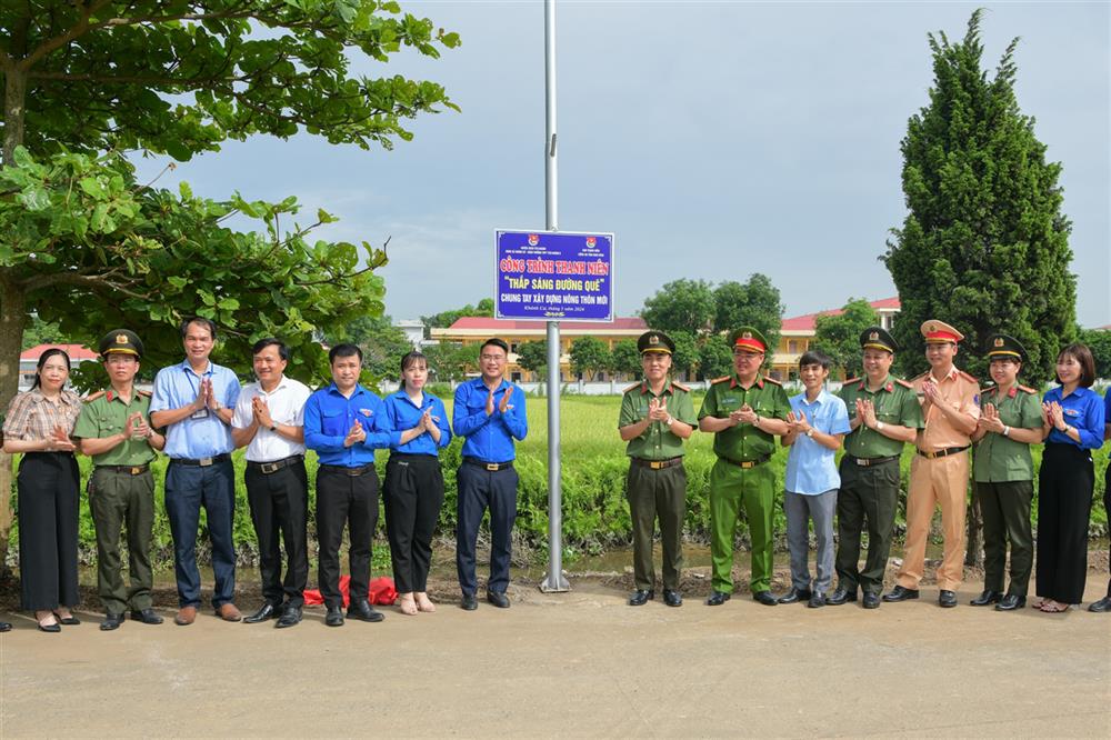 Ban Thanh niên Công an tỉnh phối hợp Huyện đoàn Yên Khánh và các đơn vị khánh thành công trình “Thắp sáng đường quê”.