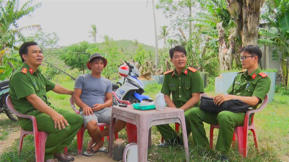 Theo đó, hai đơn vị phối hợp tuyên truyền về tín dụng đối với người chấp hành xong án phạt tù; thực hiện cho vay đối với người chấp hành xong án phạt tù, cơ sở sản xuất kinh doanh có sử dụng người lao động là người chấp hành xong án phạt tù theo quy định; phối hợp kiểm tra, thanh tra, giám sát, xử lý, giải quyết các vấn đề phát sinh, bất cập. Qua đó, nhằm giúp người chấp hành xong án phạt tù có việc làm ổn định cuộc sống, tái hòa nhập cộng đồng, góp phần bảo đảm an ninh trật tự, phát triển kinh tế.  Theo thống kê, tính đến ngày 31/3/2024, Chi nhánh Ngân hàng Chính sách xã hội tỉnh Phú Yên đã phối hợp với Công an cấp huyện, xã và các tổ chức chính trị - xã hội trên địa bàn tỉnh hoàn thiện hồ sơ giải ngân cho 49 người chấp hành xong án phạt tù với số tiền cho vay đạt 3,14 tỷ đồng.