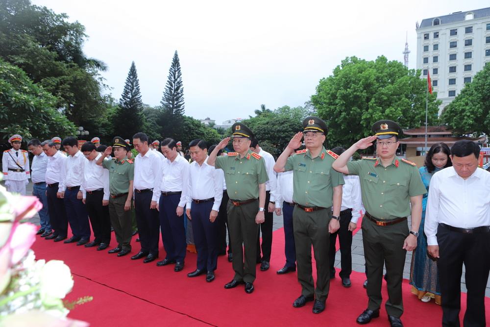 Bộ trưởng Tô Lâm cùng Đoàn công tác dâng hương tại Khu văn hóa tưởng niệm Chủ tịch Hồ Chí Minh.