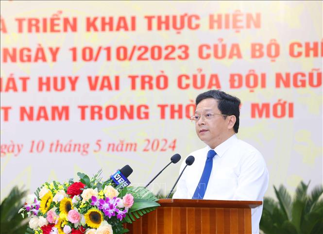 Phó Trưởng Ban Thường trực Ban Kinh tế Trung ương Nguyễn Đức Hiển báo cáo nội dung chủ yếu của Nghị quyết. Ảnh: Phương Hoa/TTXVN