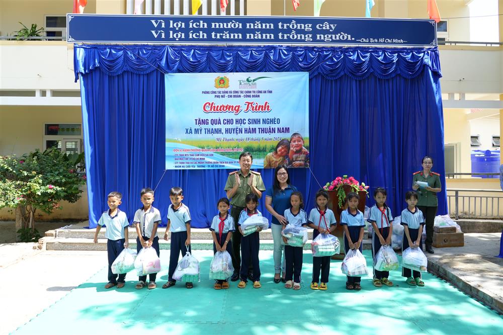 Đoàn tặng nhiều phần quà có ý nghĩa tại Trường tiểu học Mỹ Thạnh.