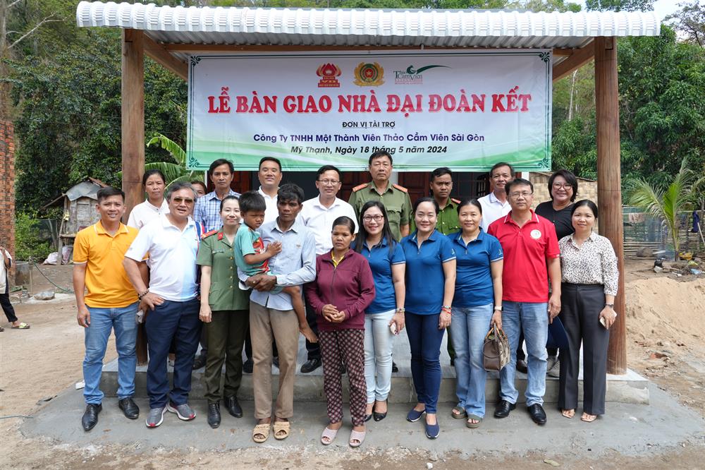 Đoàn trao nhà và tặng quà cho gia đình em Võ Văn Vương.