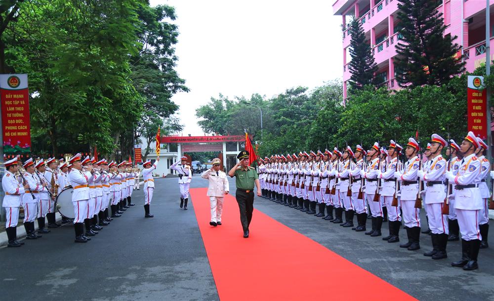 Thứ trưởng Trần Quốc Tỏ duyệt Đội danh dự Học viện Chính trị CAND.