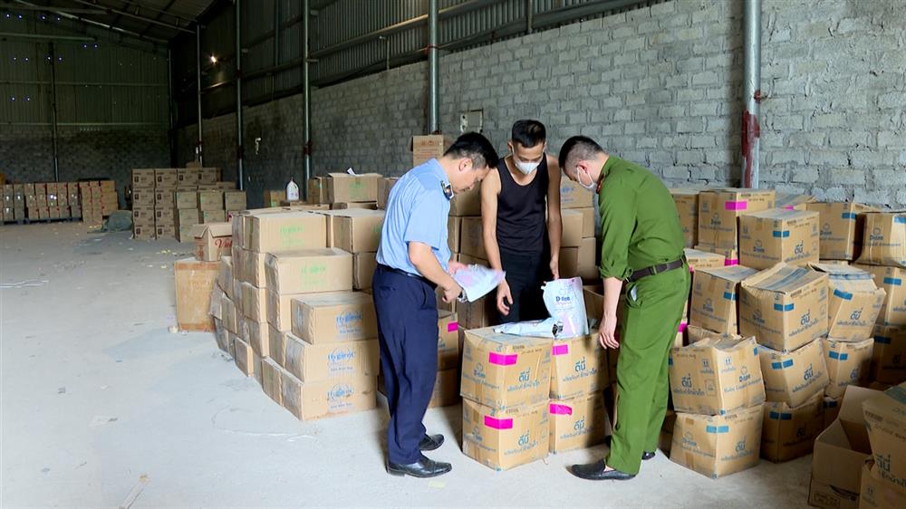 Lực lượng chức năng phát hiện nhiều sản phẩm nước giặt, nước xả vải nhãn hiệu Hygiene; D-nee; Tauau nghi là hàng giả.