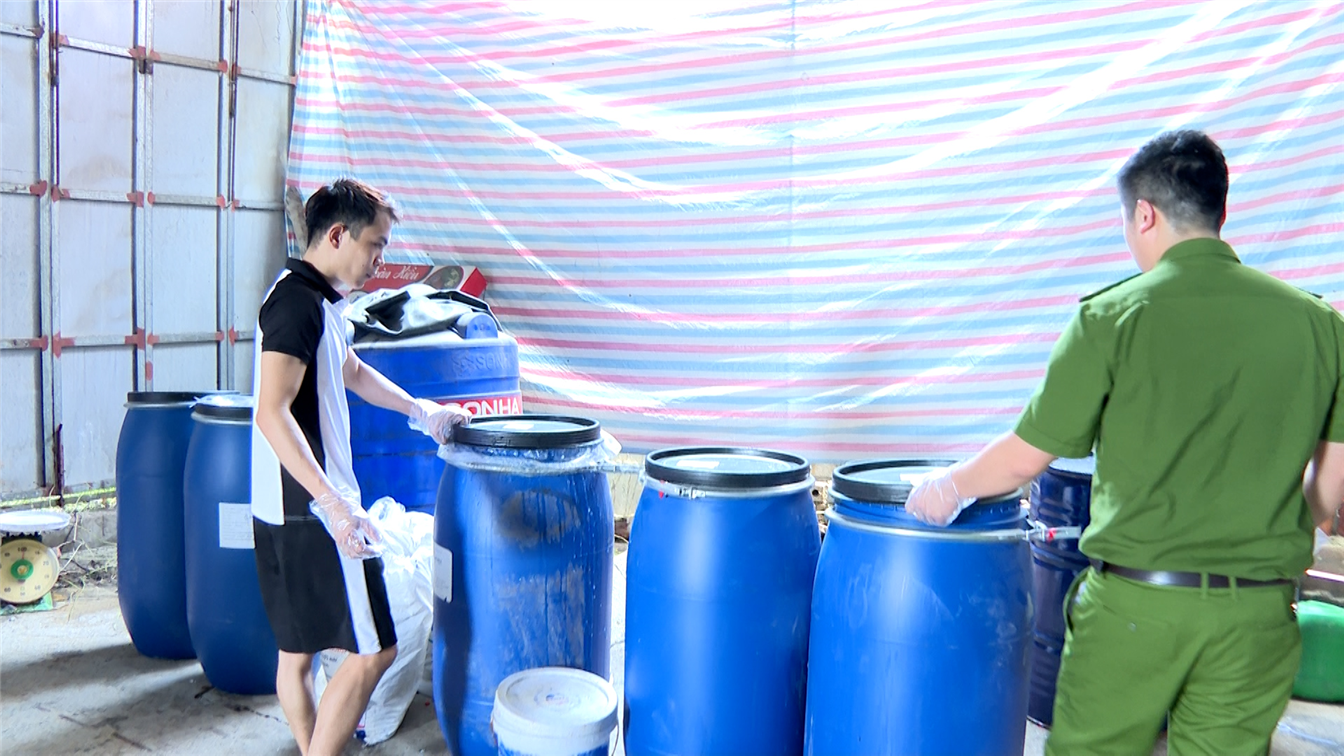 Lực lượng chức năng thu giữ nhiều vật chứng tại Công ty TNHH đầu tư thương mại và dịch vụ Tâm Trường An.