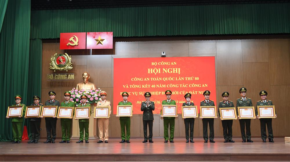 Bộ trưởng Lương Tam Quang trao danh hiệu Chiến sĩ thi đua toàn quốc tặng các đồng chí: Thiếu tướng Phạm Văn Sơn, Cục trưởng, Cục Hậu cần; Thiếu tướng Cao Anh Dũng, Giám đốc, Học viện Quốc tế; Đại tá Nguyễn Hồng Nguyên, Phó Chánh Văn phòng Bộ Công an; Đại tá Nguyễn Tiến Hoàng Anh, Phó Giám đốc, Công an tỉnh Quảng Bình; Đại tá Nguyễn Thị Phương, Phó Chánh Văn phòng Bộ Công an; Thượng tá Trần Thanh Hiển, Phó Giám đốc, Công an tỉnh Bà Rịa – Vũng Tàu; Đại tá Trần Quyết Thắng, Trưởng phòng, Phòng Cảnh sát điều tra tội phạm về ma túy, Công an thành phố Hà Nội; Thượng tá Tô Quang Minh, Trưởng phòng, Phòng Hướng dẫn tuần tra, kiểm soát giao thông đường bộ, đường sắt, Cục Cảnh sát giao thông; Thượng tá Nguyễn Minh Hải, Trưởng Công an huyện Kim Sơn, Công an tỉnh Ninh Bình; Thượng tá Ma Vĩnh Long, Trưởng phòng, Phòng Cảnh sát điều tra tội phạm về trật tự xã hội, Công an tỉnh Cao Bằng; Thượng tá Vũ Duy Tú, Trưởng phòng, Phòng Bảo đảm chất lượng đào tạo, Trường Đại học Kỹ thuật – Hậu cần Công an nhân dân; Đại úy Nguyễn Tứ Thiên, Phó Trưởng phòng, PX03 (biệt phái), Công an thành phố Cần Thơ; Trung tá Khúc Thanh Tuấn, Đội trưởng, Công an quận Dương Kinh, Công an thành phố Hải Phòng.