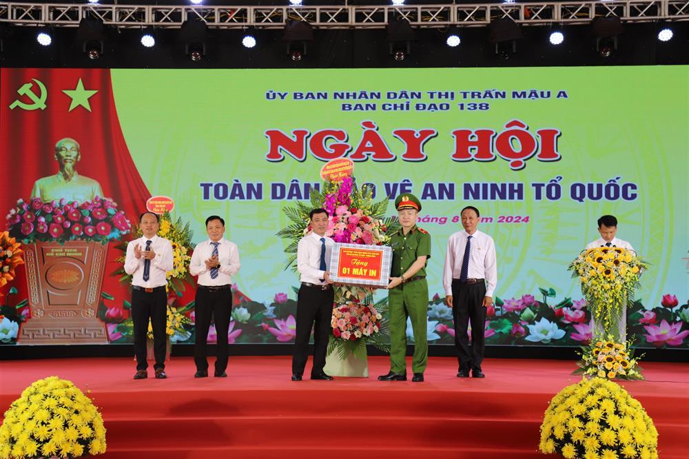 Thứ trưởng Nguyễn Ngọc Lâm tặng quà, hoa chúc mừng Ngày hội toàn dân bảo vệ ANTQ tại thị trấn Mậu A.