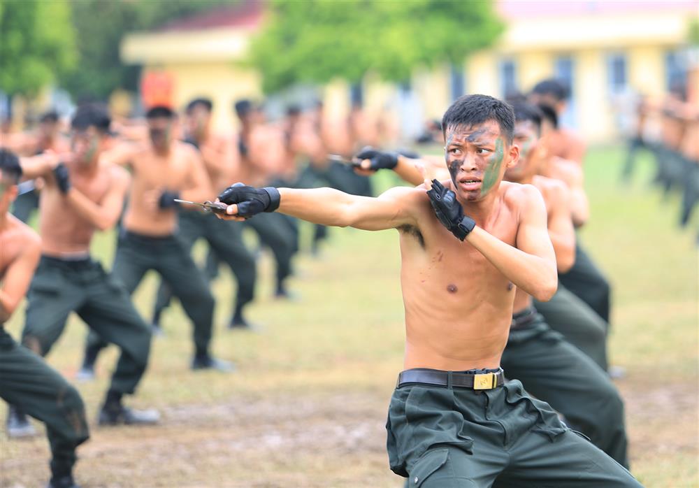 Cán bộ, chiến sĩ CSCĐ báo cáo kết quả huấn luyện.