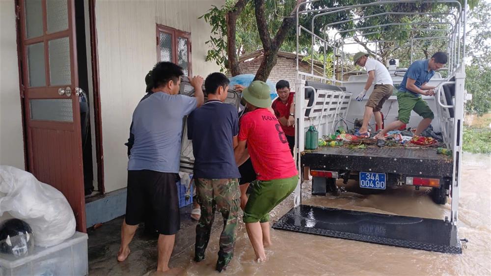 Công an huyện Kim Thành giúp dân vùng xung yếu di chuyển tài sản.