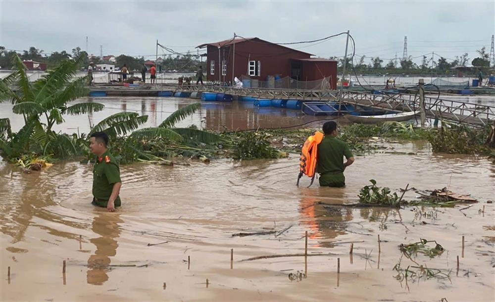 Công an TP Chí Linh giúp dân phòng chống lũ.